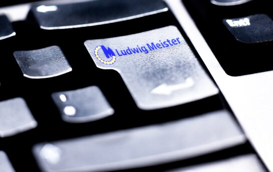 Nahaufnahme einer Computertastatur mit dem Logo "Ludwig Meister" auf einer Taste.