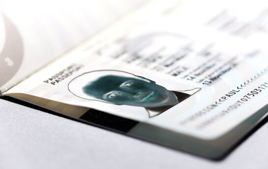 Nahaufnahme eines geöffneten Reisepasses, der persönliche Daten und ein Foto zeigt.