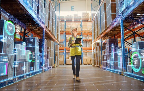 Eine Person mit Tablet überwacht ein modernes Lager mit digitaler Überlagerung von Daten und Statistiken.