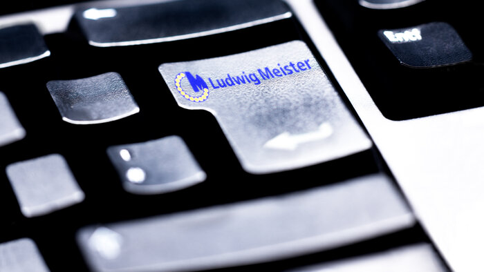 Nahaufnahme einer Computertastatur mit dem Ludwig-Meister-Logo auf einer Taste.