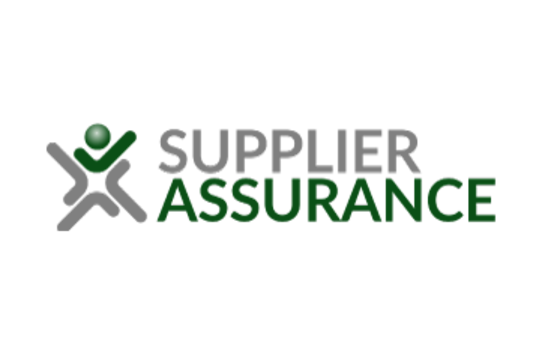 Ein Logo mit der Aufschrift "Supplier Assurance" und einem stilisierten Symbol eines grünen Menschen.