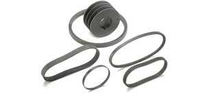 Verschiedene Arten von Antriebsriemen und eine Riemenscheibe auf weißem Hintergrund.