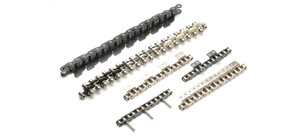 Verschiedene Arten von Ketten aus Metall liegen auf einer weißen Oberfläche.