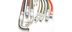 Verschiedene Hydraulikschläuche mit unterschiedlichen Anschlüssen und Farbkennzeichnungen.