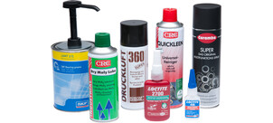 Eine Auswahl verschiedener chemischer Produkte, darunter Schmierstoffe, Reiniger und Klebstoffe, in verschiedenen Flaschen und Dosen.