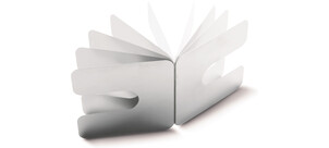 Mehrere gebogene, metallische Platten sind fächerartig angeordnet und bilden eine abstrakte Form.