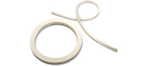 Ein großer runder Filzdichtungsring neben einem langen, geschwungenen Streifen aus Filz auf weißem Hintergrund.