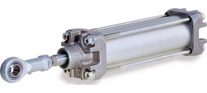 Ein silberner Pneumatikzylinder mit Verschraubungen und Anschlussstück, dargestellt auf weißem Hintergrund.
