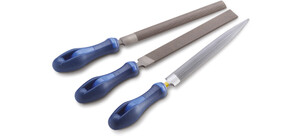 Drei Metallfeilen mit blauen Griffen in unterschiedlichen Formen liegen nebeneinander.