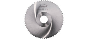 Ein silbernes Kreissägeblatt mit drehend angeordneten Zähnen und einer Beschriftung in der Mitte.