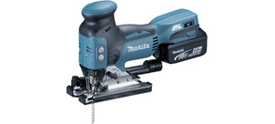 Eine blaue Akku-Stichsäge von Makita mit abnehmbarem Akku und mehreren Bedienelementen auf der Seite.