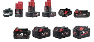Eine Auswahl an verschiedenen Akkus mit unterschiedlichen Kapazitäten, größtenteils in Schwarz und Rot gehalten.