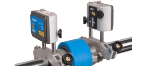 Zwei elektronische Geräte zur Ausrichtung von Maschinenwellen mithilfe von Lasertechnologie sind an Metallstangen befestigt.