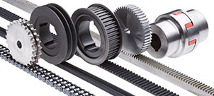 Verschiedene mechanische Komponenten aus der Antriebstechnik, einschließlich Zahnräder und Riemen.